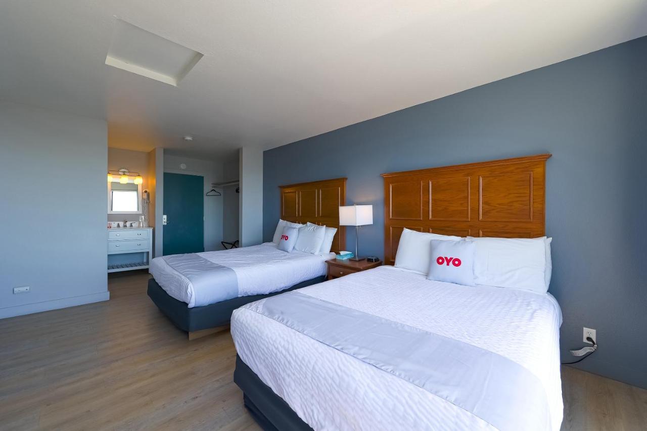 2 Queen Bed with Ocean view at Waves Hotel NYE Beach - Newport OR