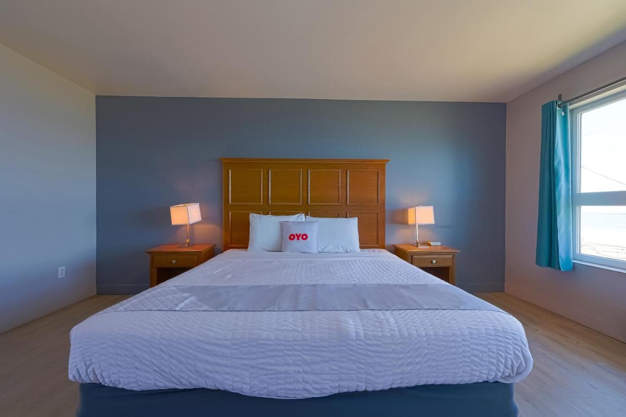 King Bed with Ocean view at Waves Hotel NYE Beach - Newport OR