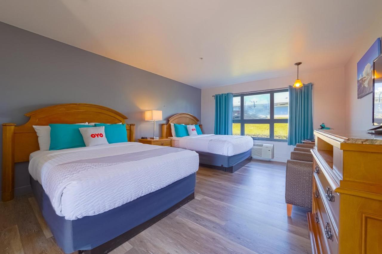 Queen Room with Two Queen Beds at Waves Hotel NYE Beach - Newport OR