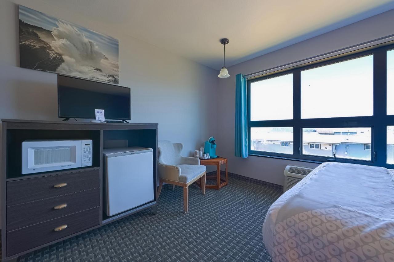 2 Queen Bed - Limited Ocean view at Waves Hotel NYE Beach - Newport OR