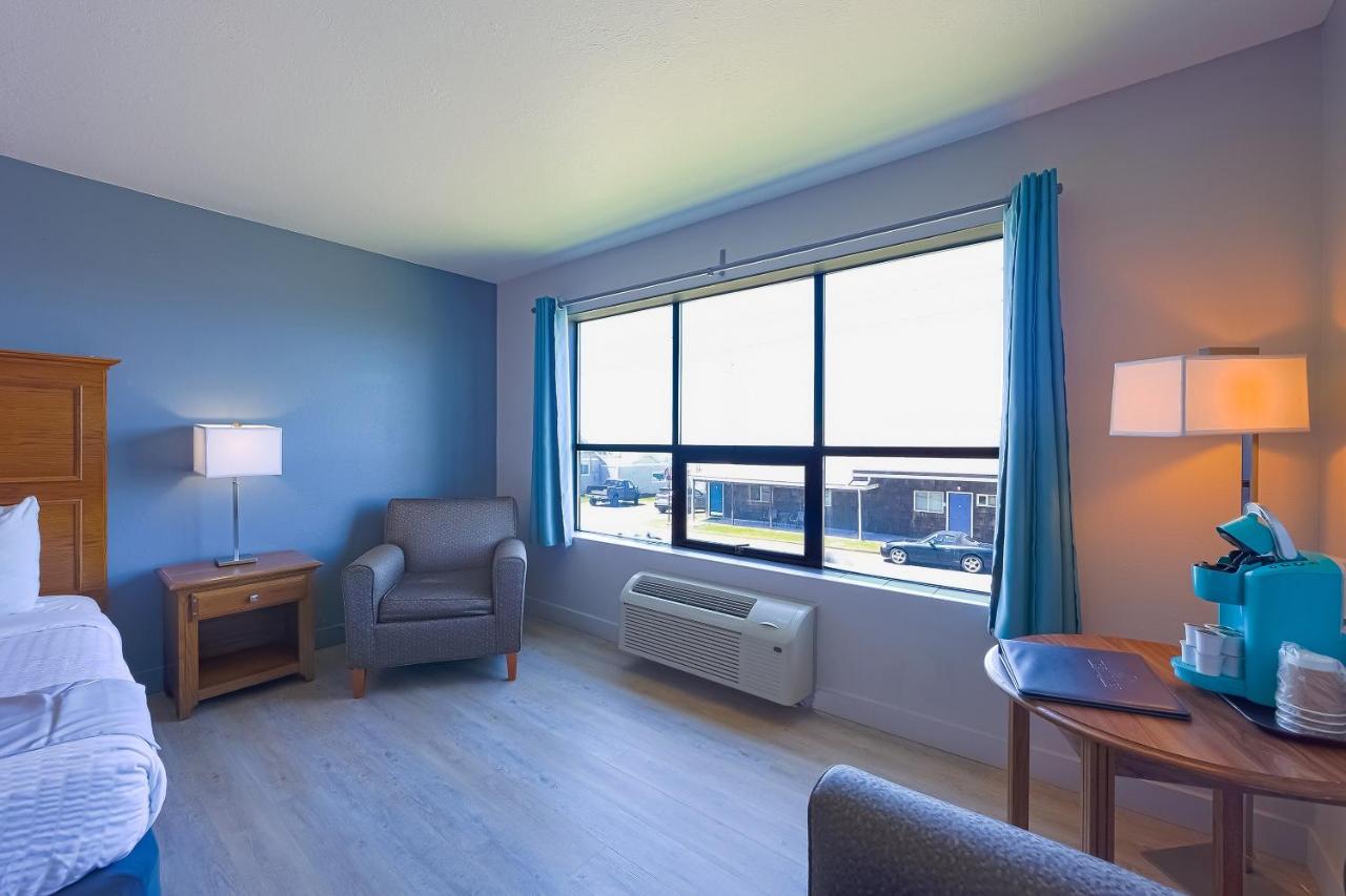 King Bed - Limited Ocean view at Waves Hotel NYE Beach - Newport OR
