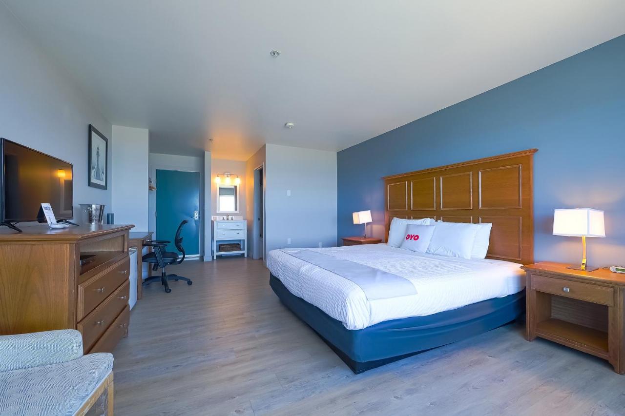 King Bed with Ocean view at Waves Hotel NYE Beach - Newport OR