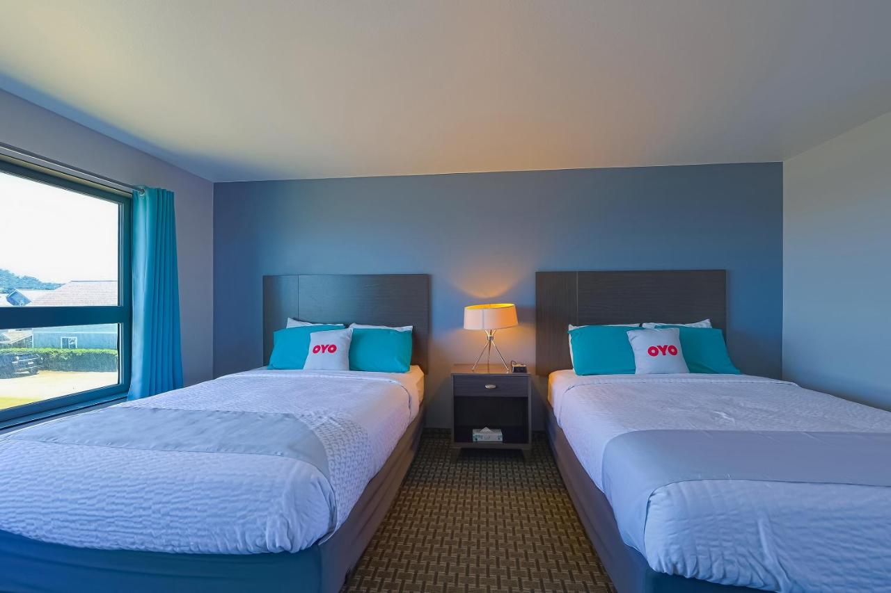 2 Queen Bed - Limited Ocean view at Waves Hotel NYE Beach - Newport OR