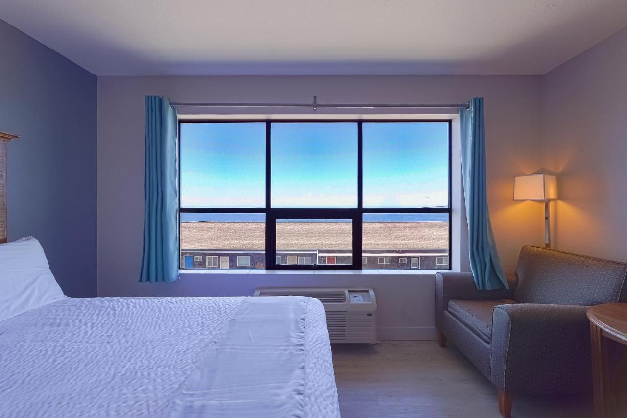 King Bed with Ocean view at Waves Hotel NYE Beach - Newport OR