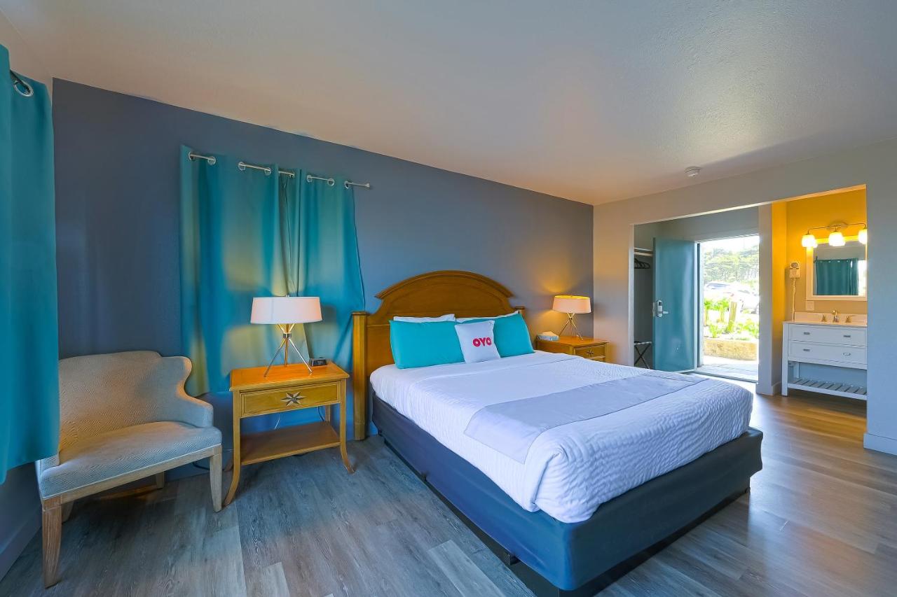 King Room at Waves Hotel NYE Beach - Newport OR