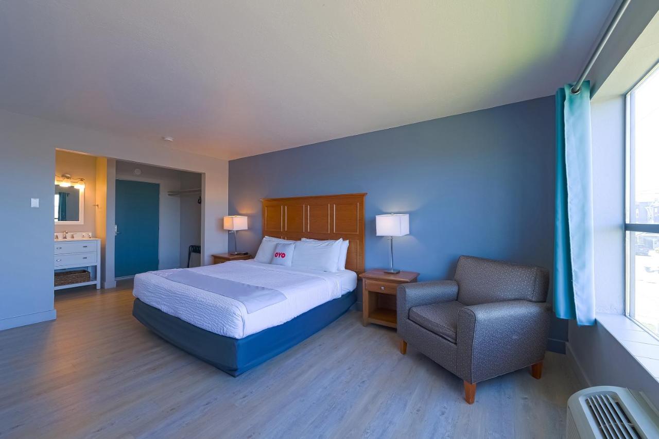 King Bed - Limited Ocean view at Waves Hotel NYE Beach - Newport OR