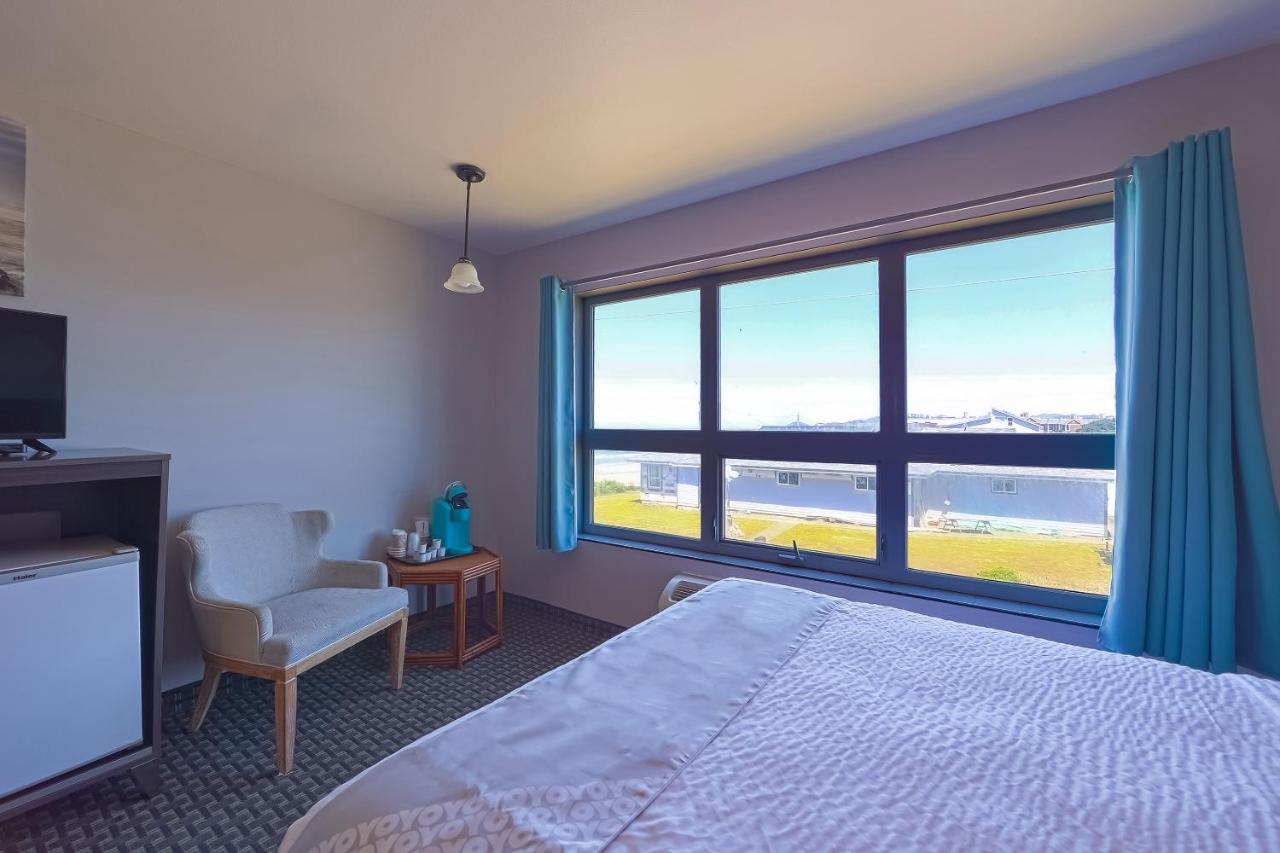 King Bed - Limited Ocean view at Waves Hotel NYE Beach - Newport OR