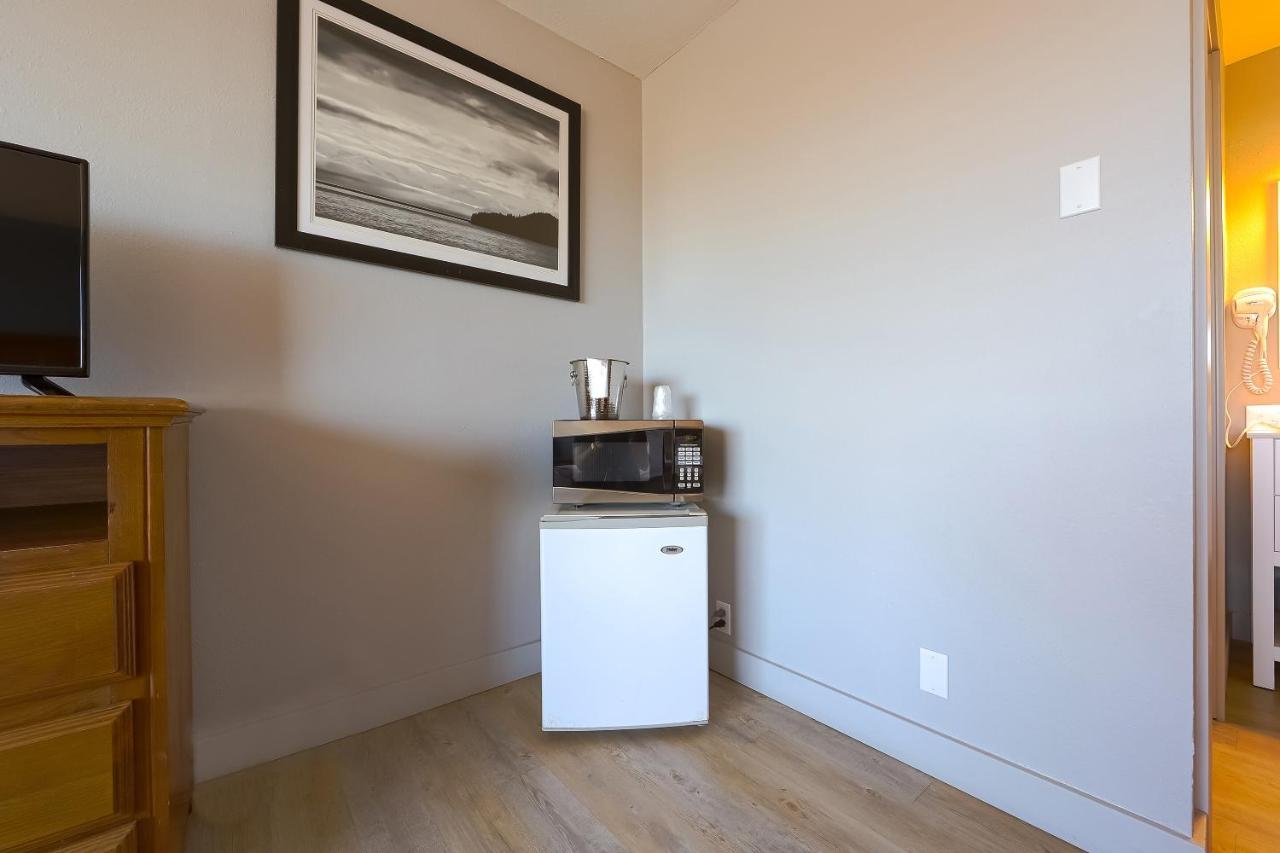 King Bed - Limited Ocean view at Waves Hotel NYE Beach - Newport OR