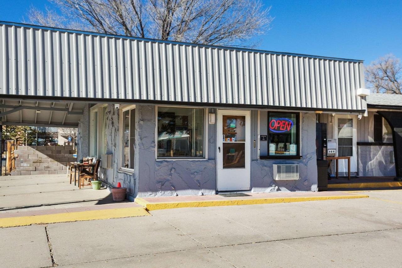 | Raton’s Peak Inn