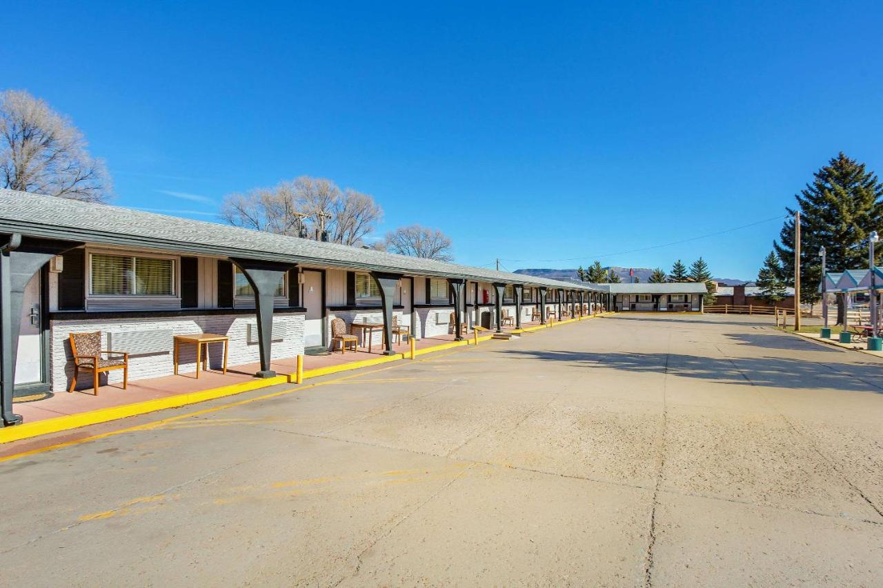 | Raton’s Peak Inn