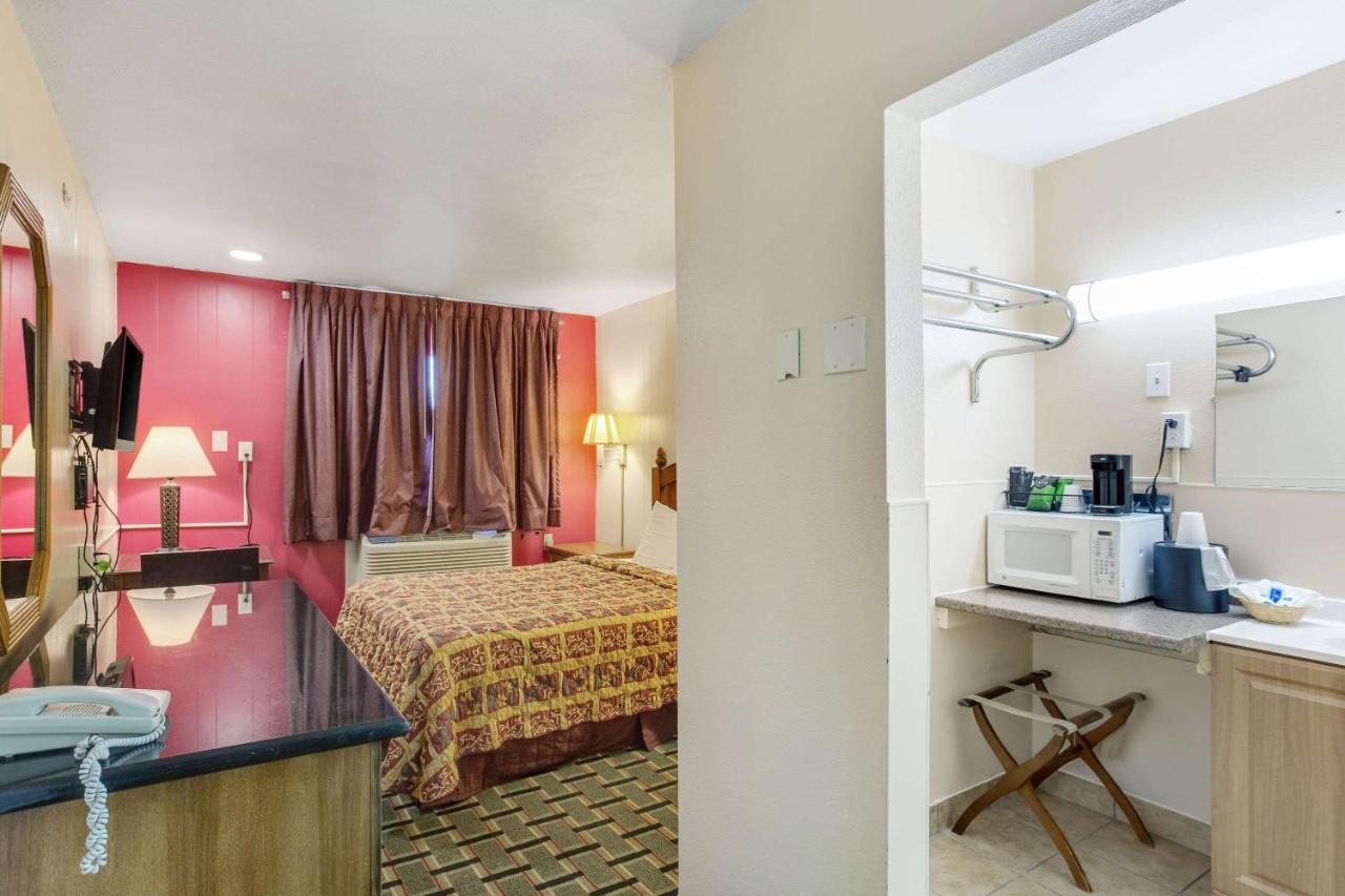 | Raton’s Peak Inn