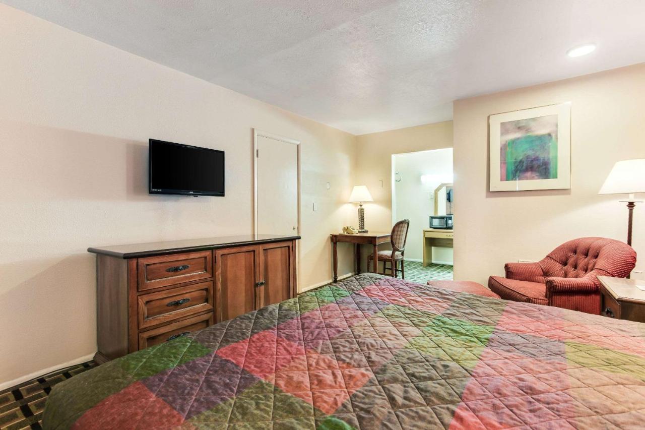 | Raton’s Peak Inn