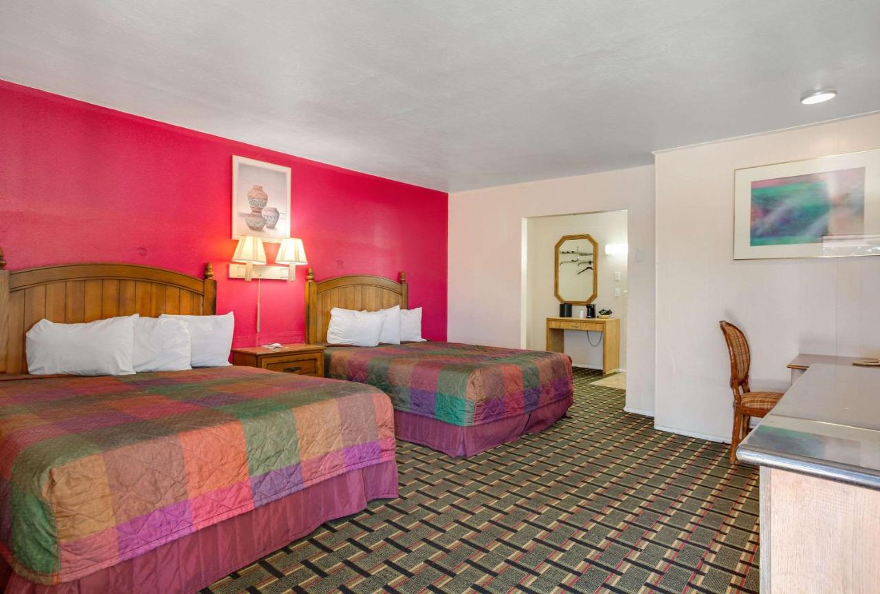 | Raton’s Peak Inn
