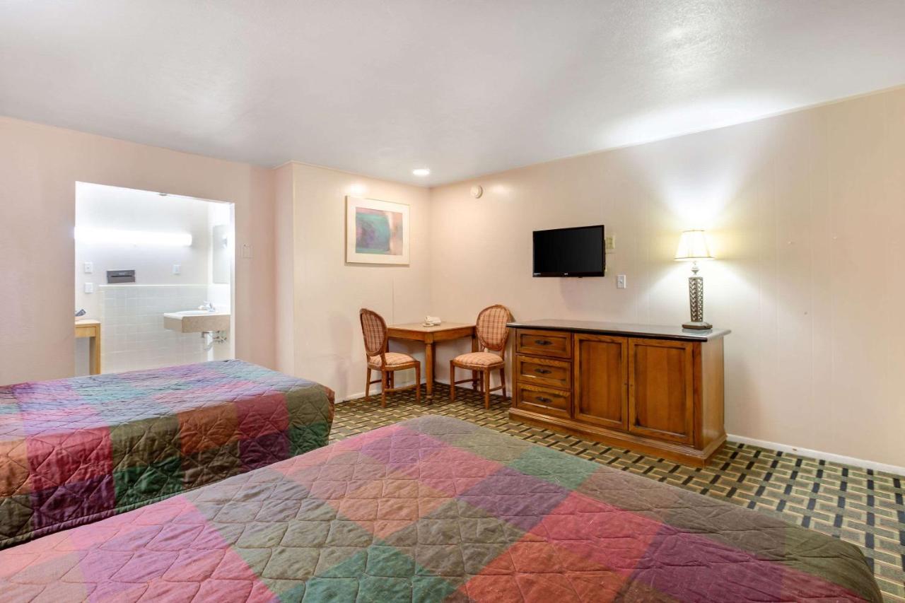 | Raton’s Peak Inn
