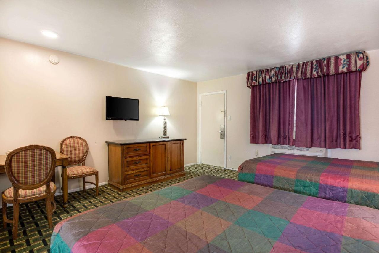 | Raton’s Peak Inn
