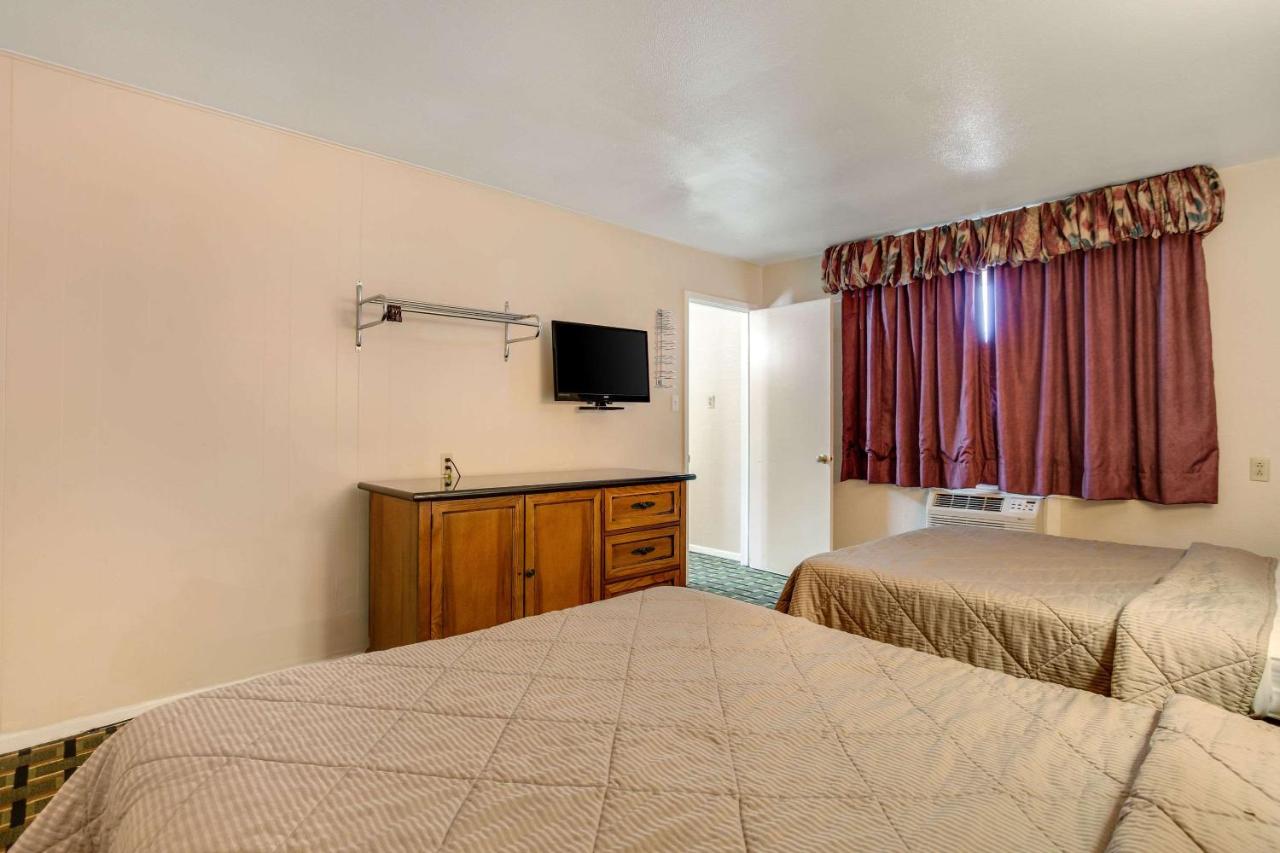 | Raton’s Peak Inn