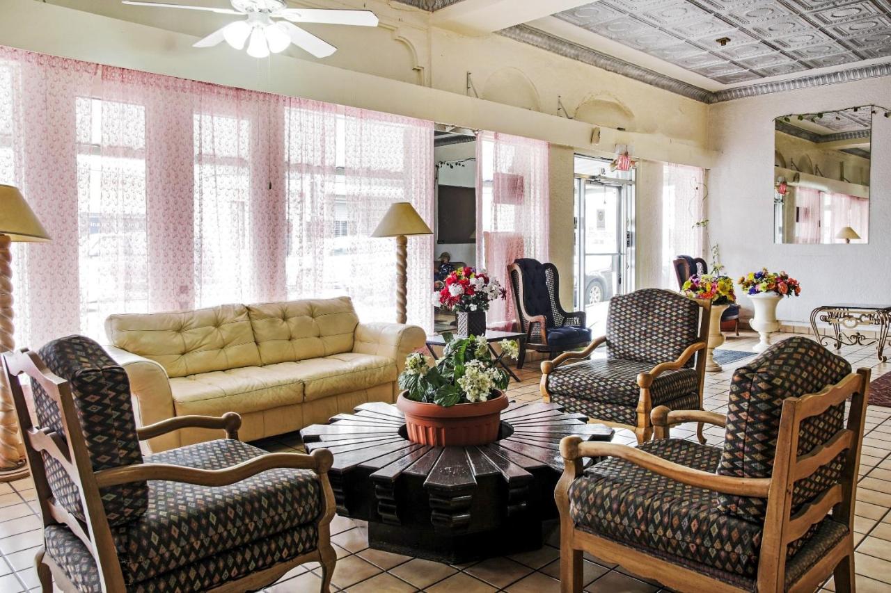 | OYO Cameron Historic Hotel Brownsville I-69E