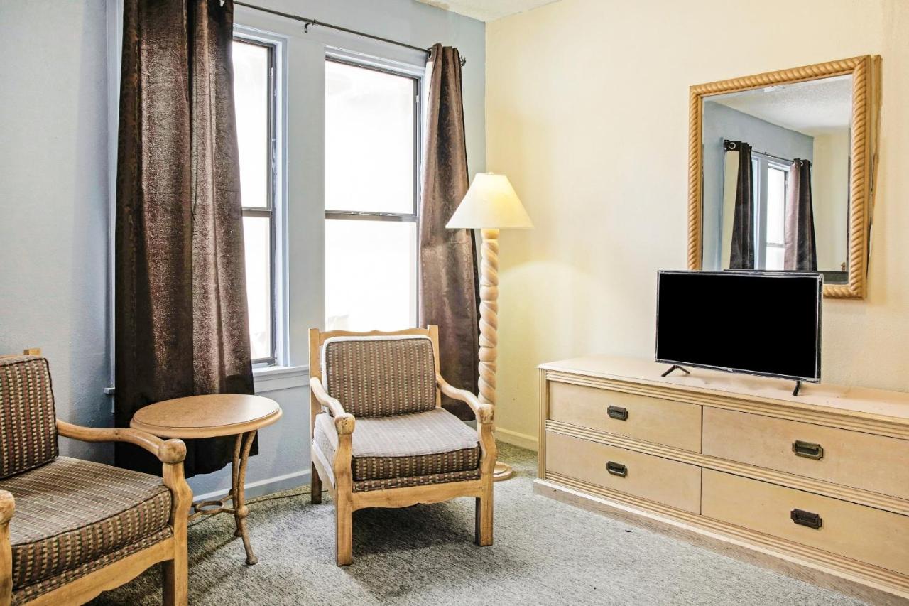 | OYO Cameron Historic Hotel Brownsville I-69E