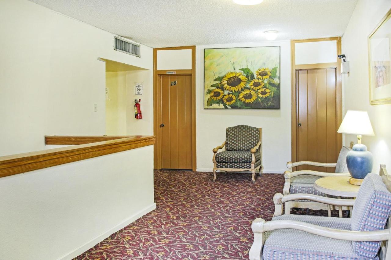 | OYO Cameron Historic Hotel Brownsville I-69E