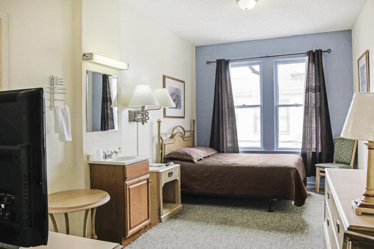 | OYO Cameron Historic Hotel Brownsville I-69E