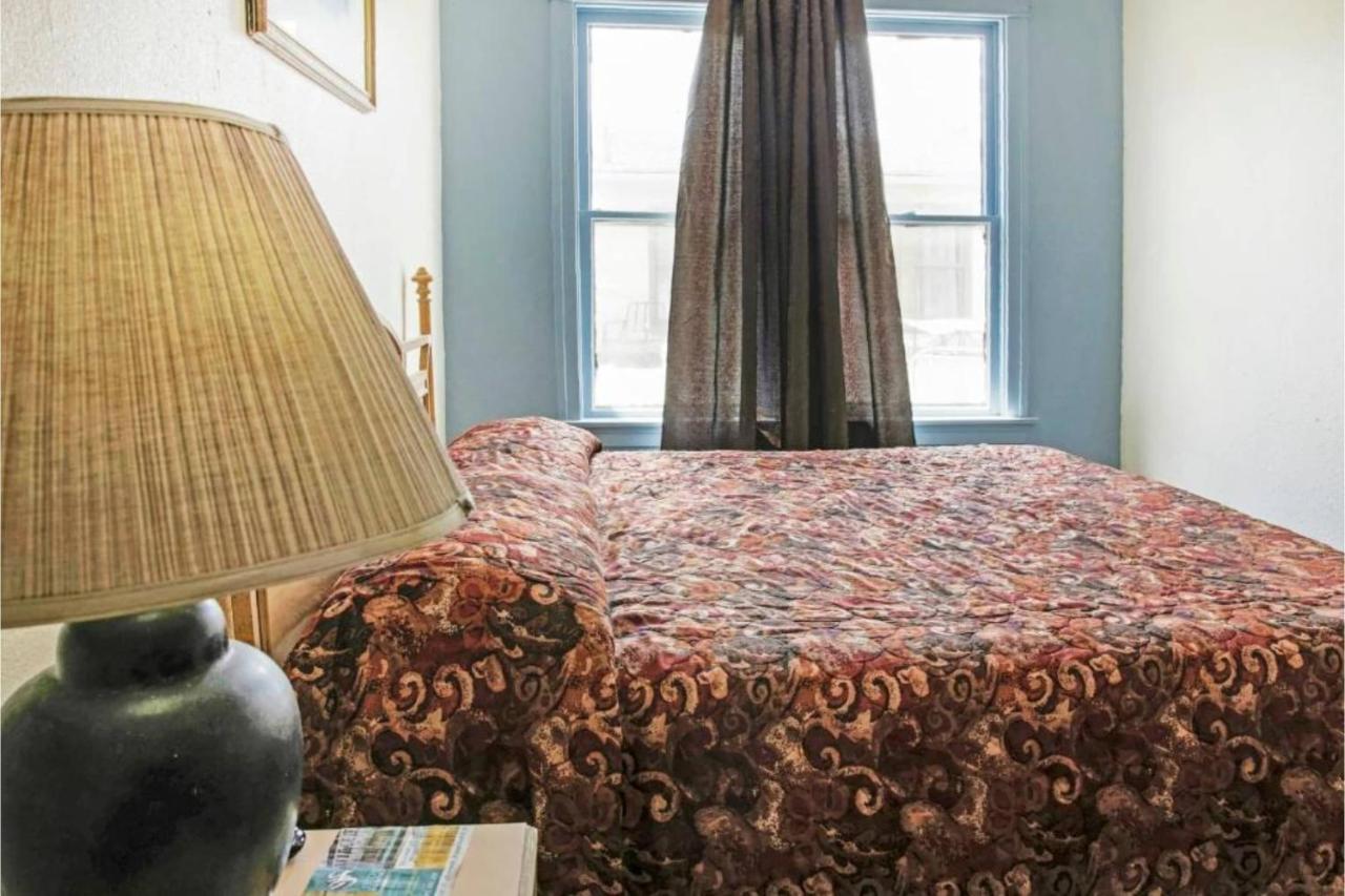 | OYO Cameron Historic Hotel Brownsville I-69E