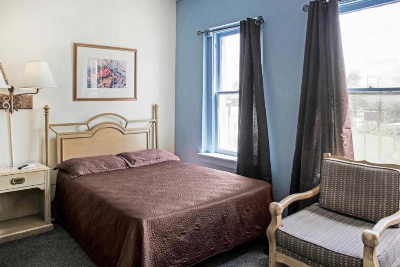| OYO Cameron Historic Hotel Brownsville I-69E