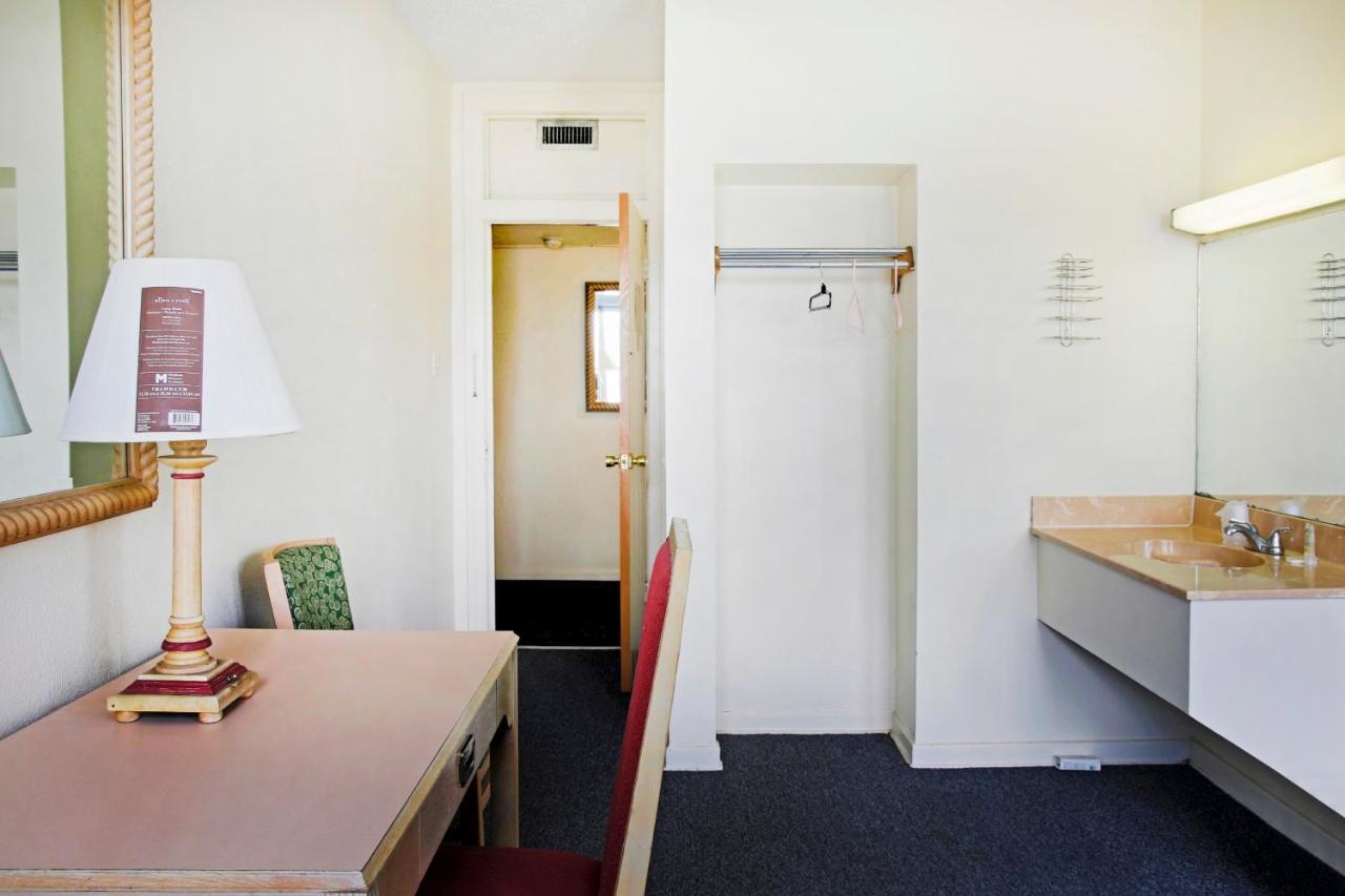 | OYO Cameron Historic Hotel Brownsville I-69E