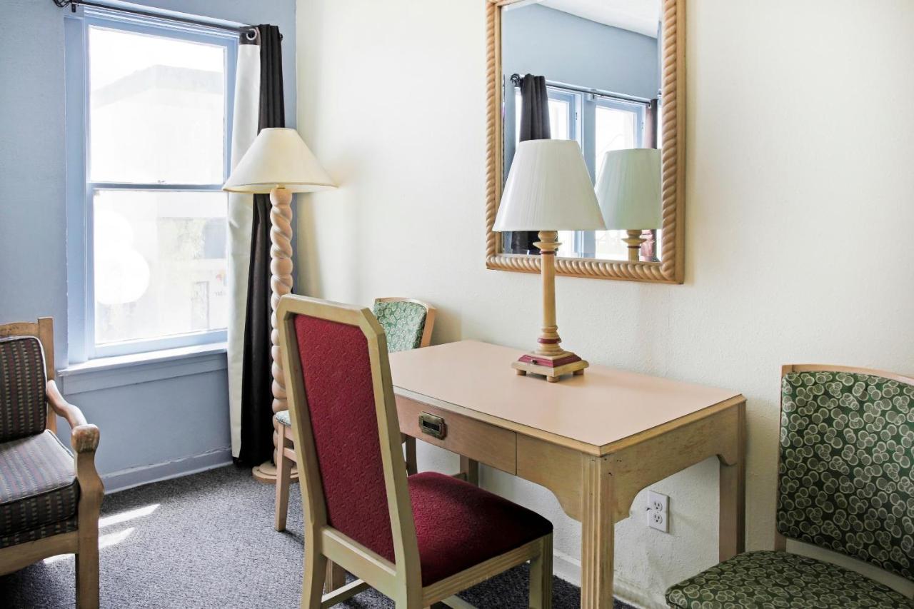 | OYO Cameron Historic Hotel Brownsville I-69E