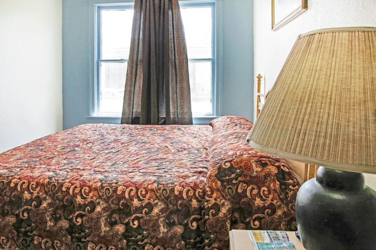 | OYO Cameron Historic Hotel Brownsville I-69E