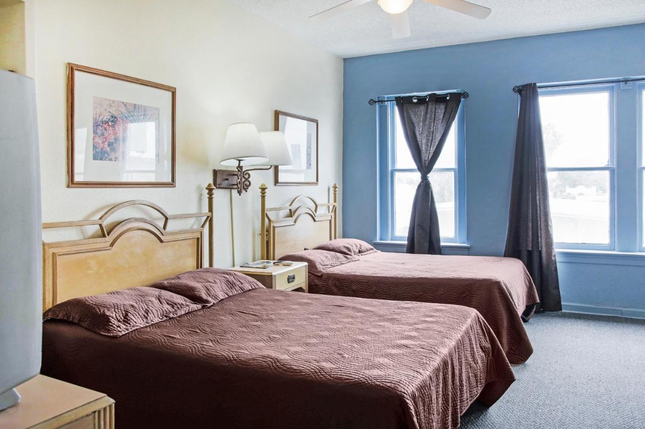 | OYO Cameron Historic Hotel Brownsville I-69E