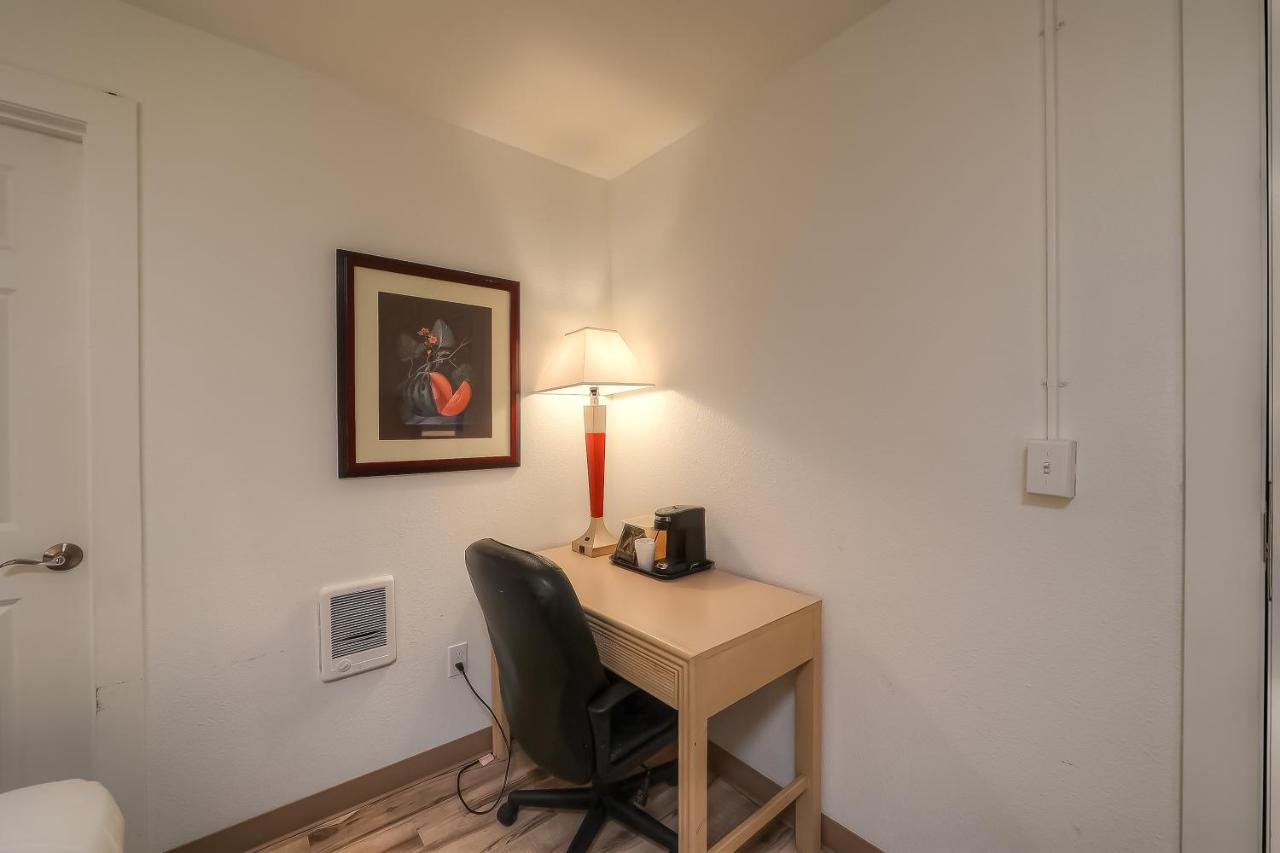 Double Room with Two Double Beds at Newport Inn By OYO - Hwy 101