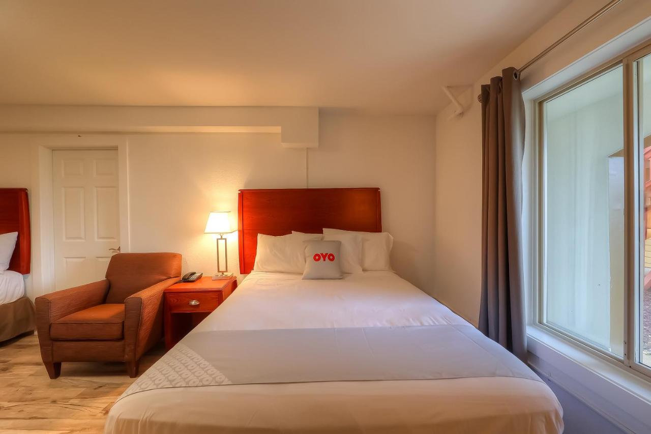 Queen Room with Two Queen Beds at Newport Inn By OYO - Hwy 101