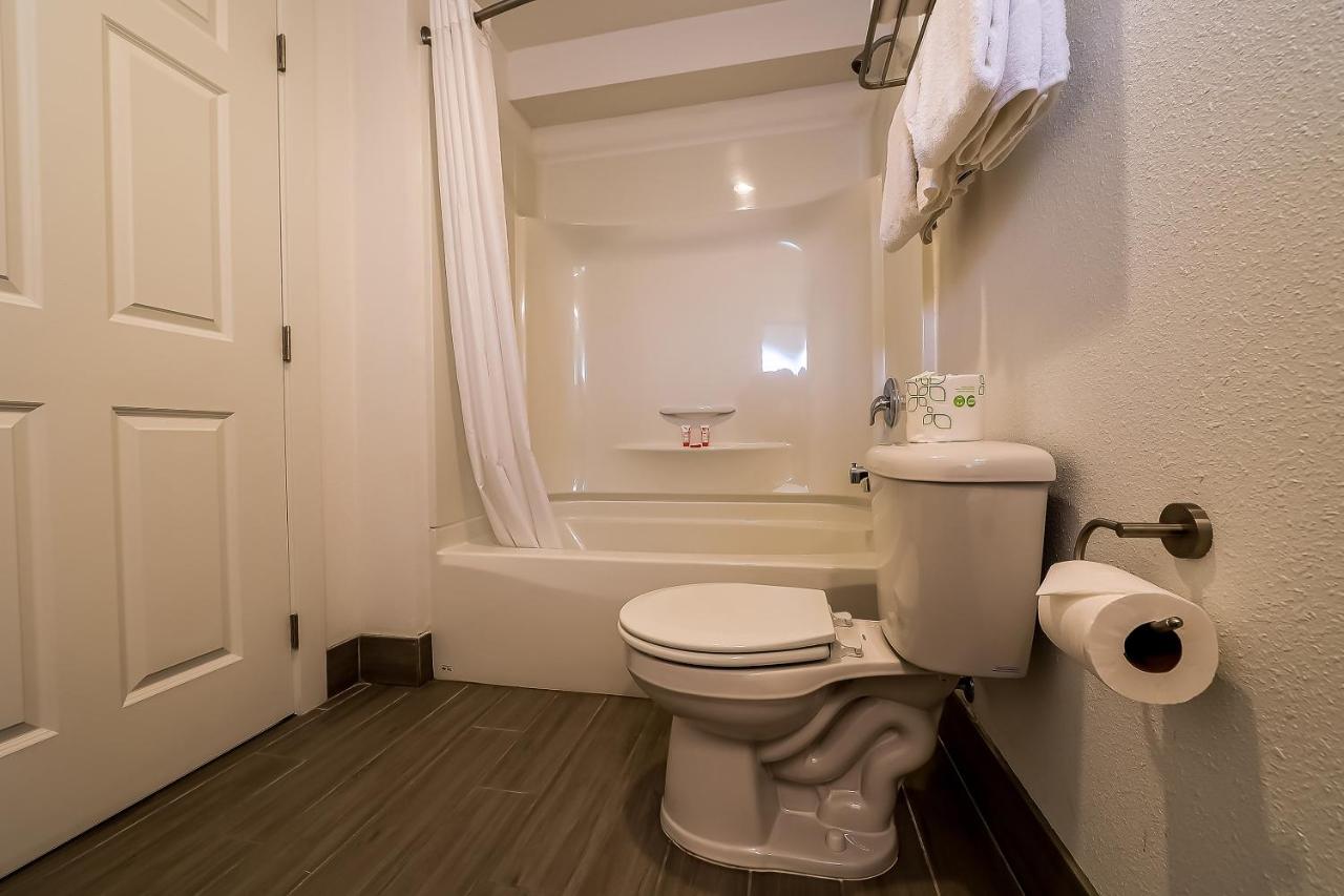 Double Room with Two Double Beds at Newport Inn By OYO - Hwy 101
