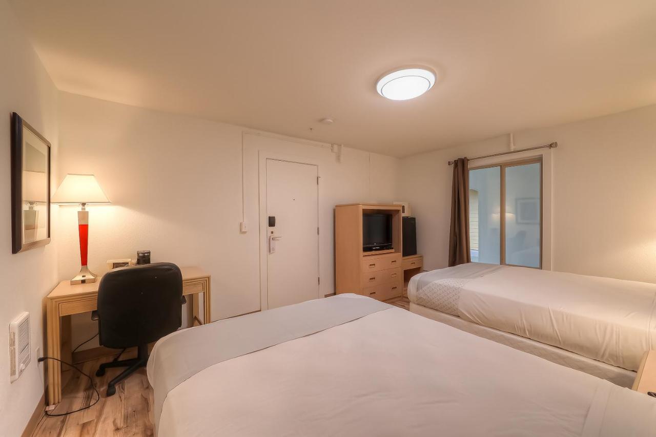 Double Room with Two Double Beds at Newport Inn By OYO - Hwy 101
