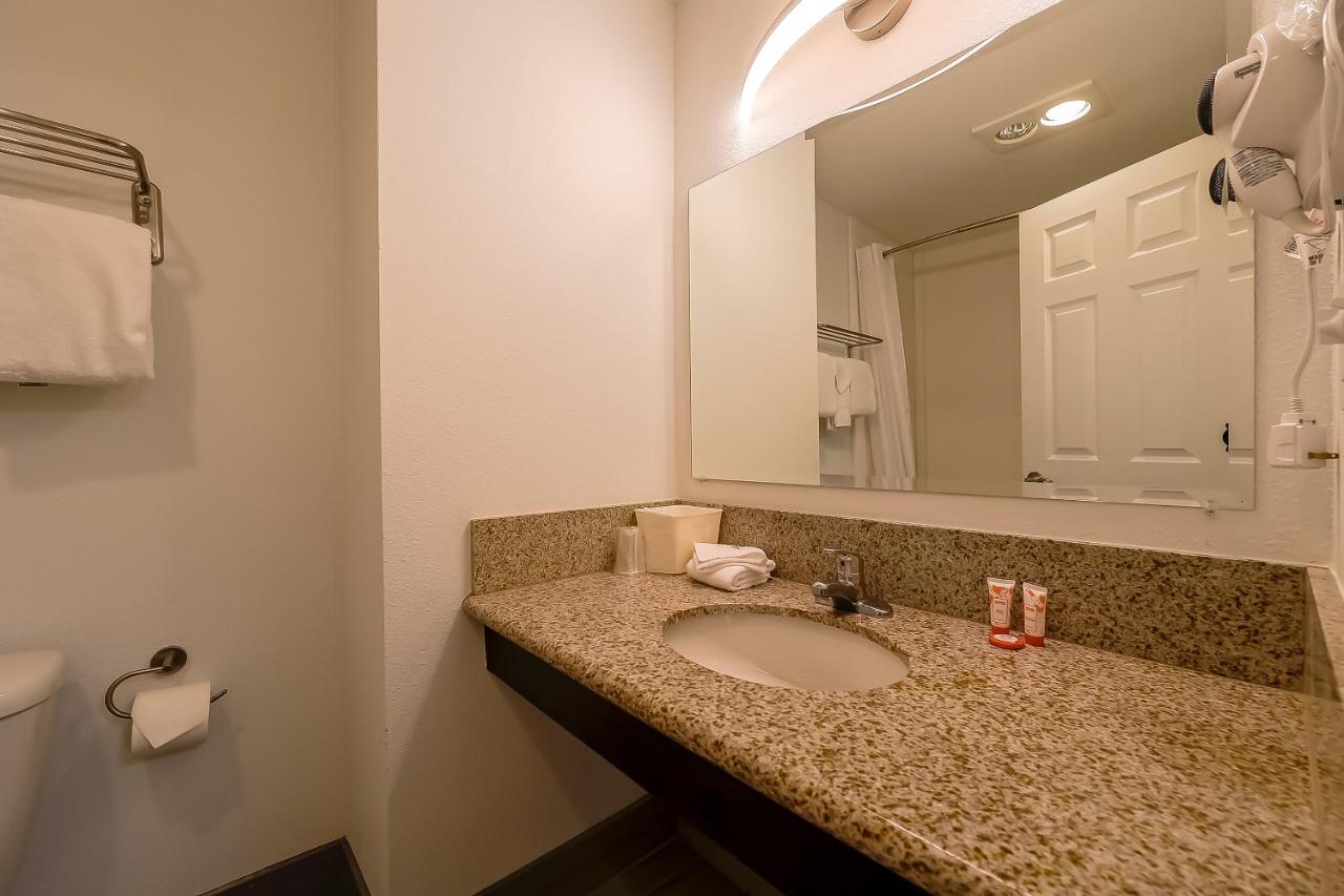 Double Room at Newport Inn By OYO - Hwy 101