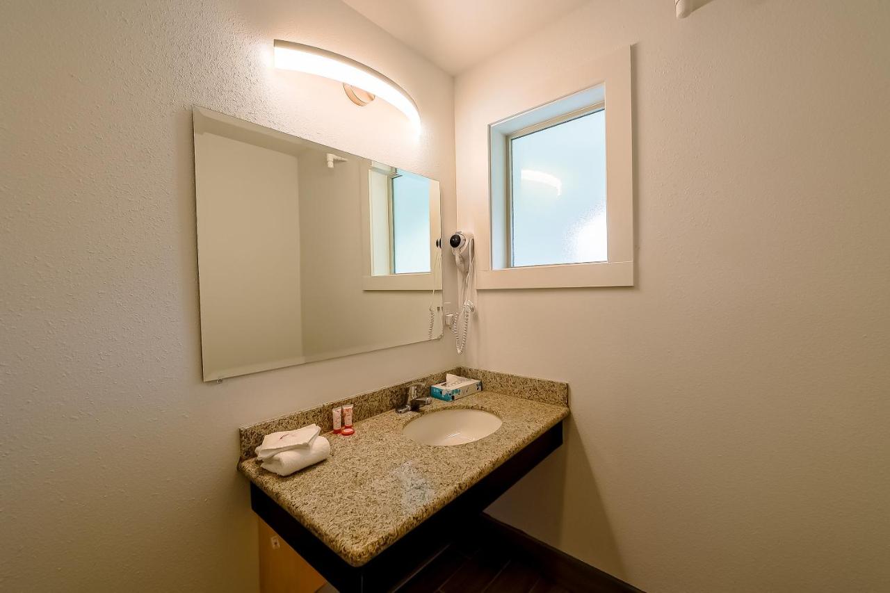 Double Room with Two Double Beds at Newport Inn By OYO - Hwy 101