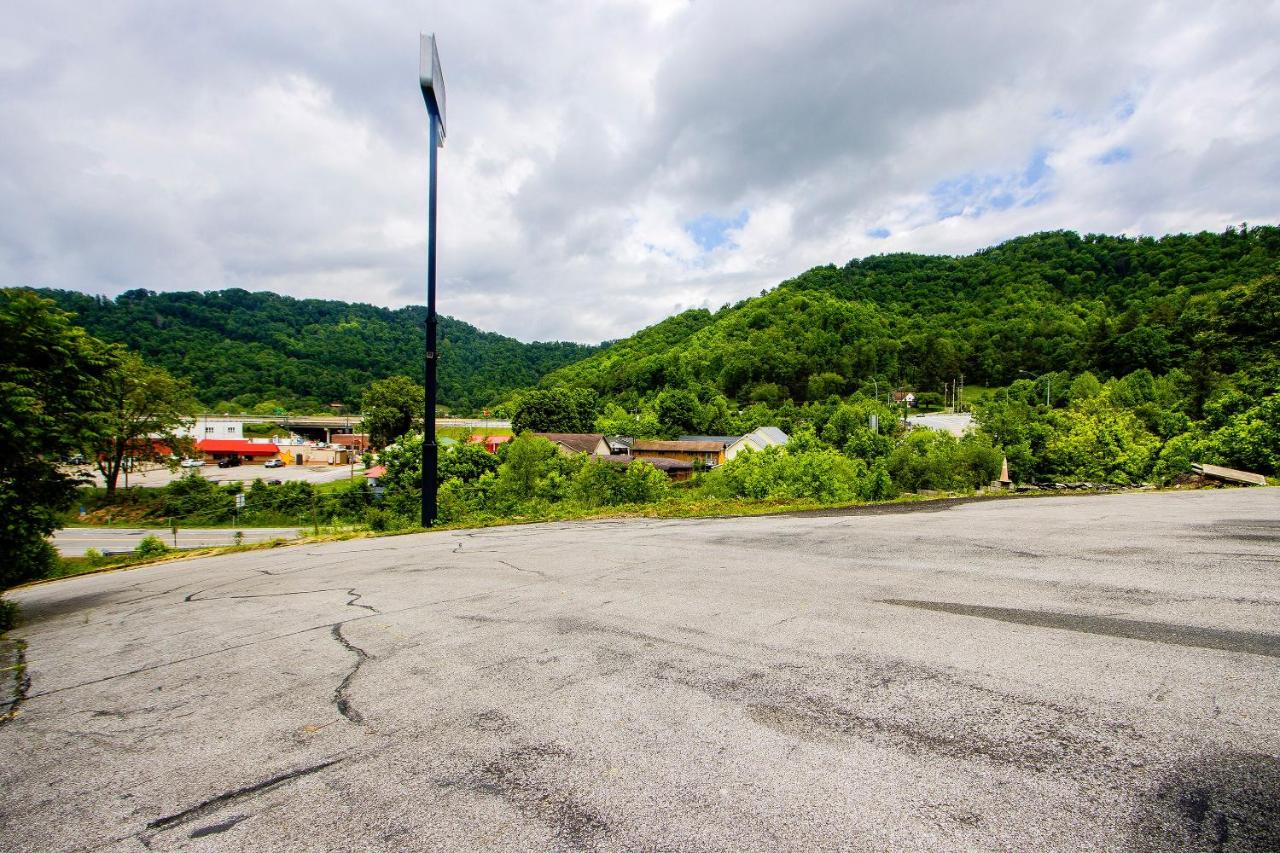 | OYO Hotel Chapmanville Inn, WV - Hwy 119