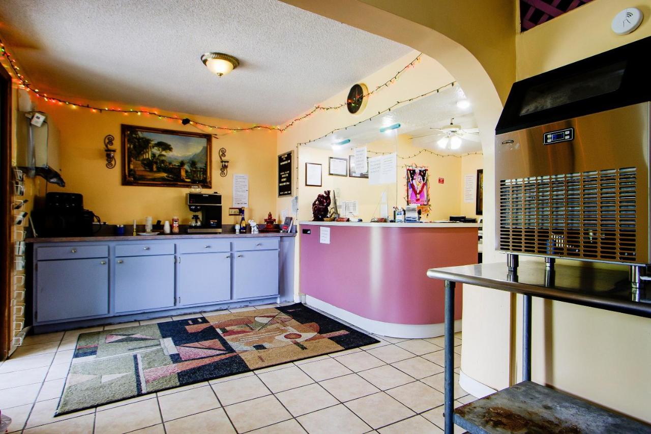 | OYO Hotel Chapmanville Inn, WV - Hwy 119