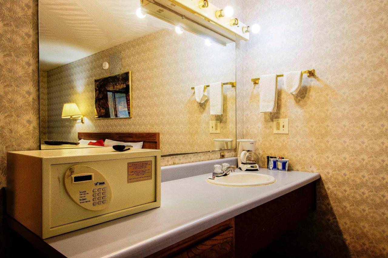 | OYO Hotel Chapmanville Inn, WV - Hwy 119