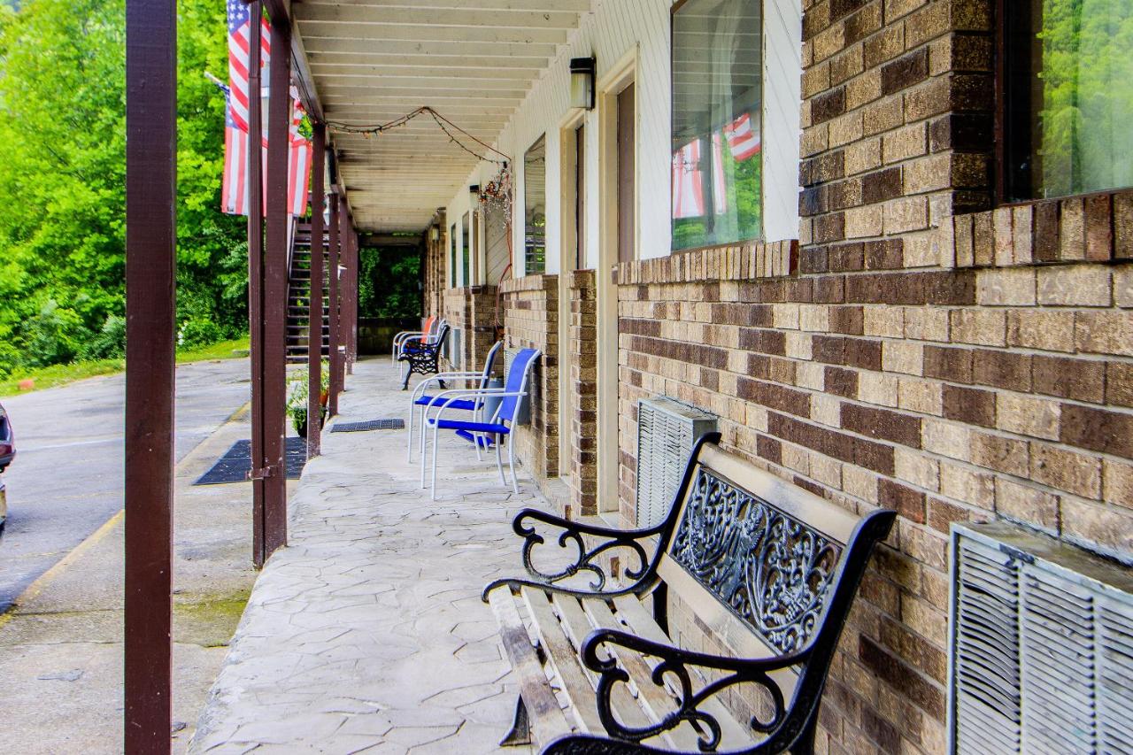 | OYO Hotel Chapmanville Inn, WV - Hwy 119
