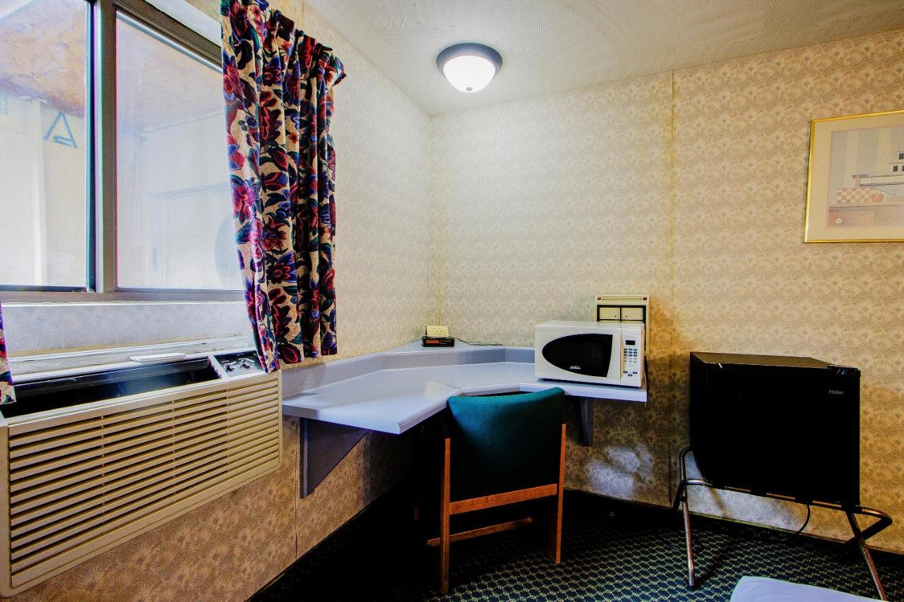 | OYO Hotel Chapmanville Inn, WV - Hwy 119