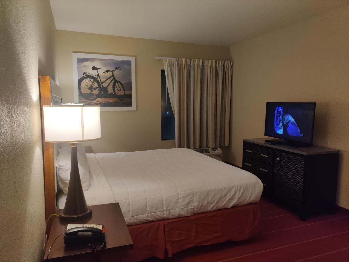 King Room - Non-Smoking at Days Inn by Wyndham Semmes/Mobile
