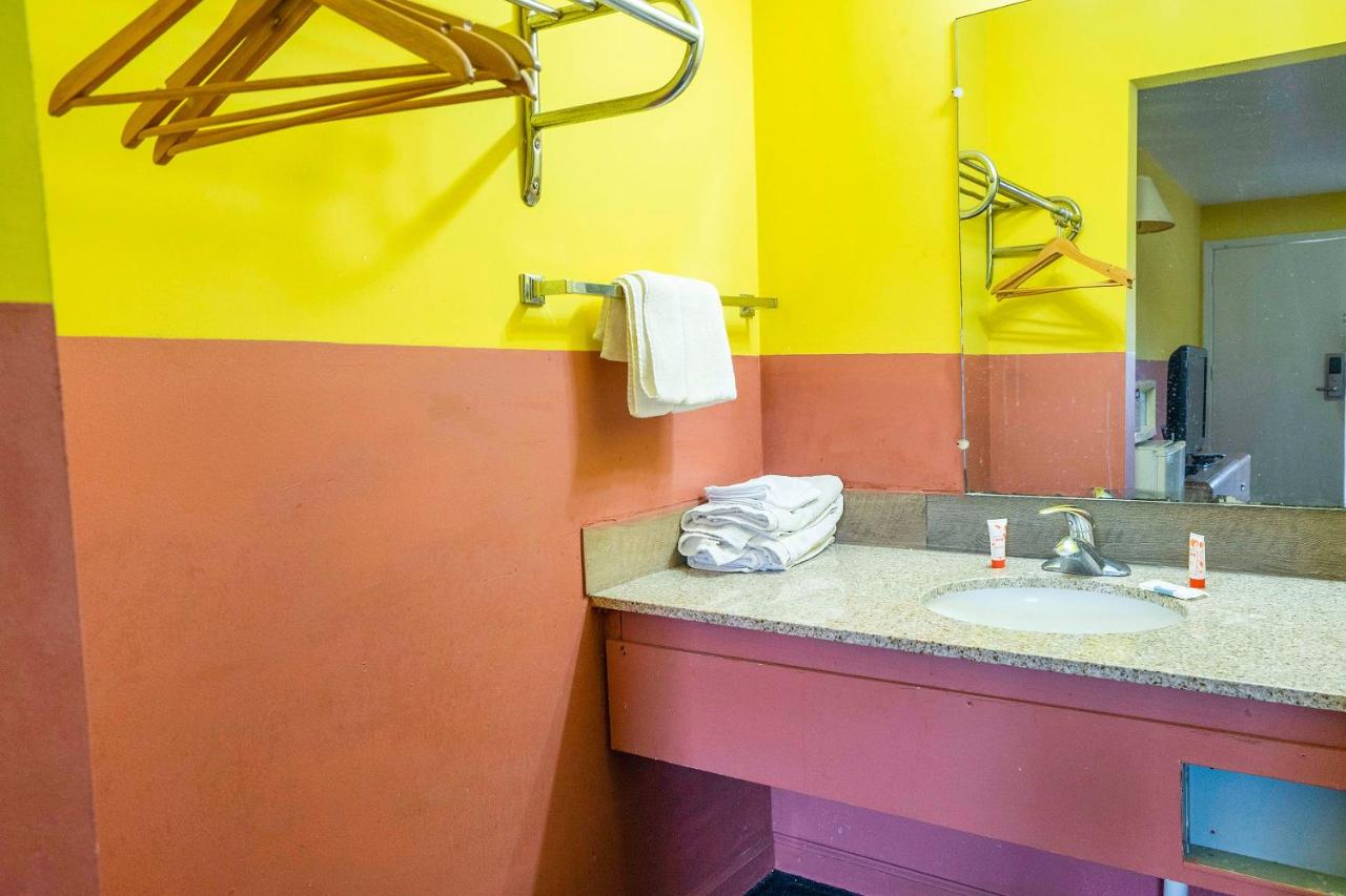 | OYO Hotel Opp AL, Floral Hwy