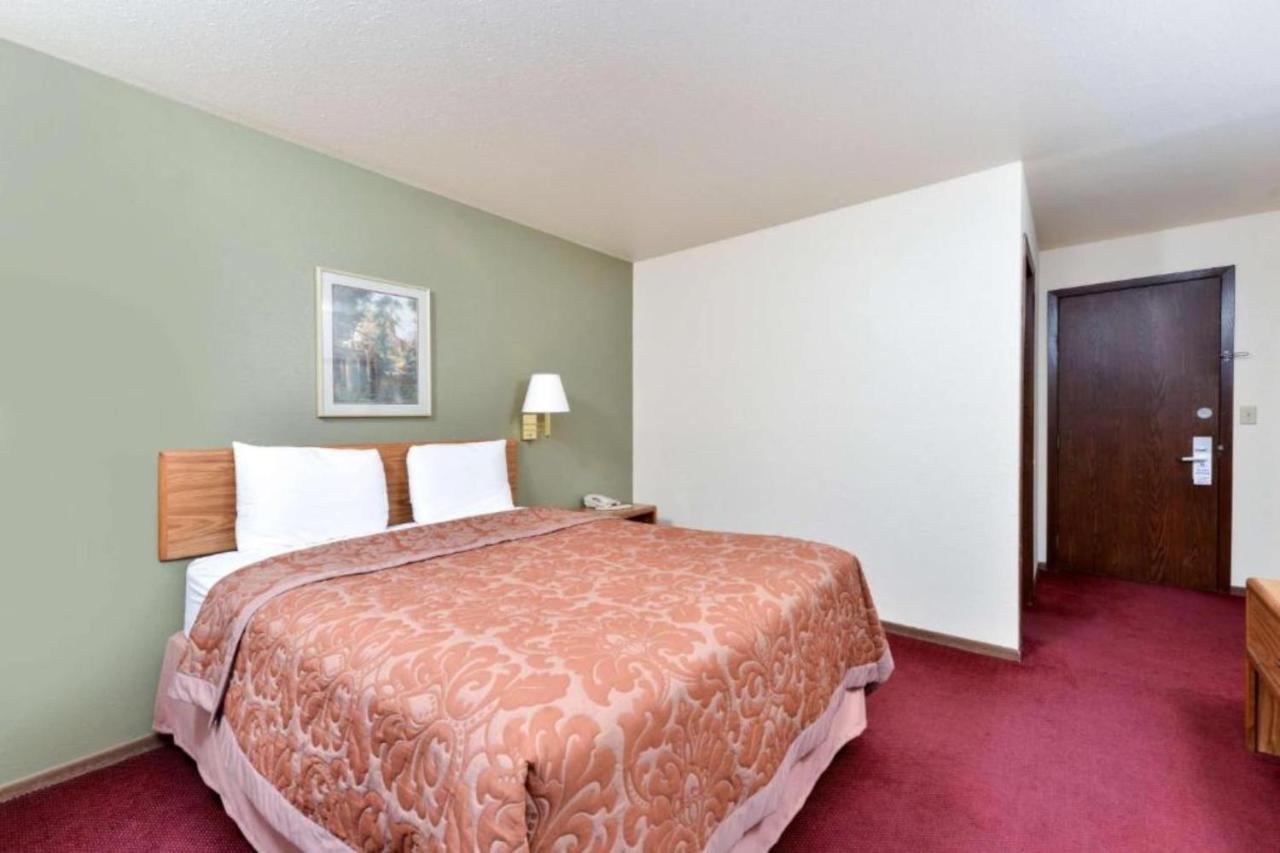 | OYO Hotel Staples MN, HWY 10 NW