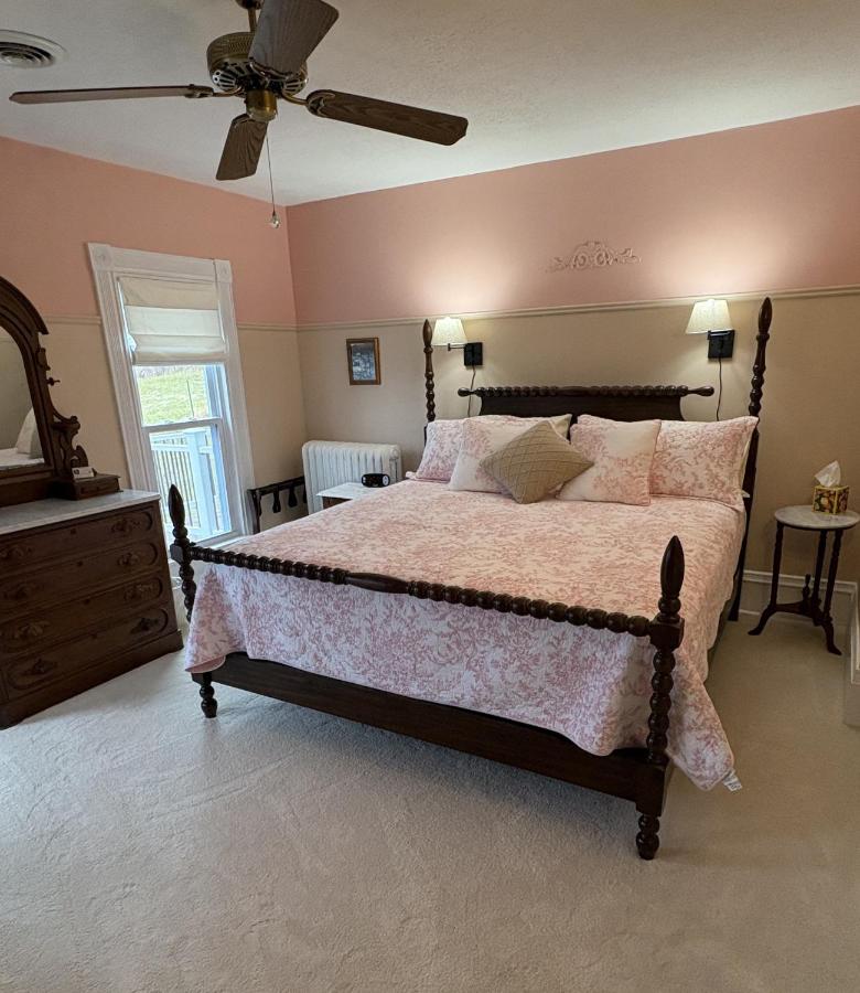  | Hudson Manor Bed & Breakfast