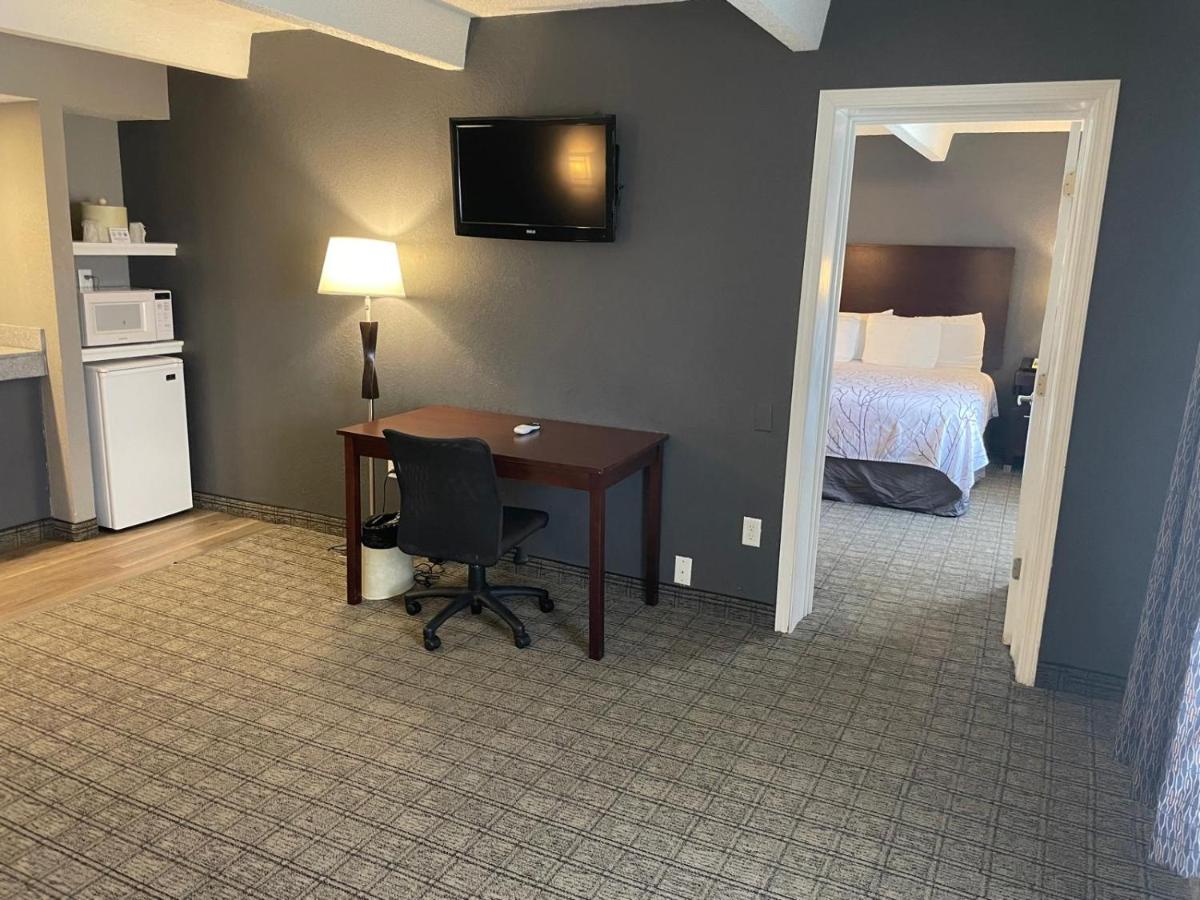 King Suite at Eastland Suites Extended Stay Hotel & Conference Center