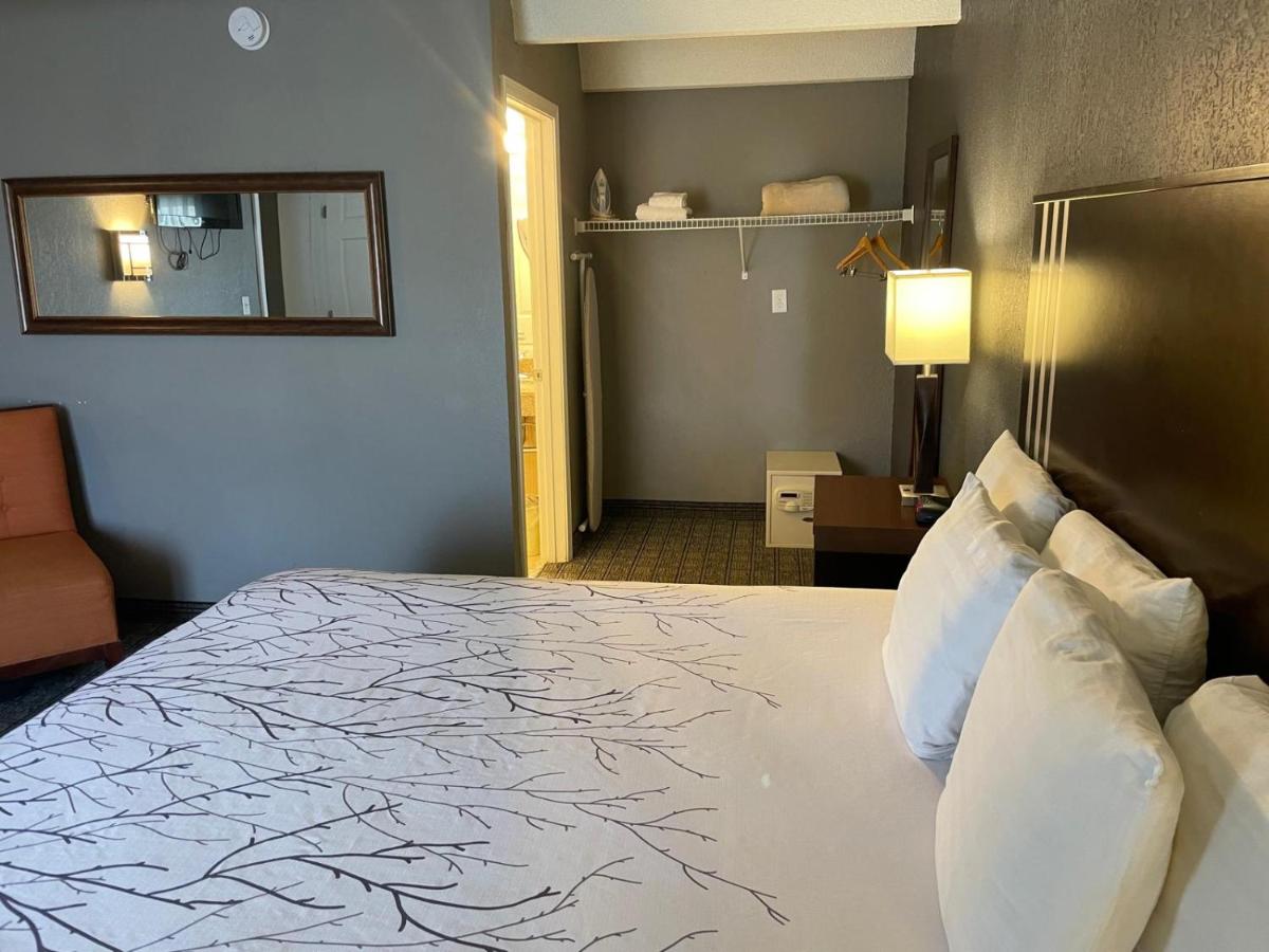 King Suite at Eastland Suites Extended Stay Hotel & Conference Center
