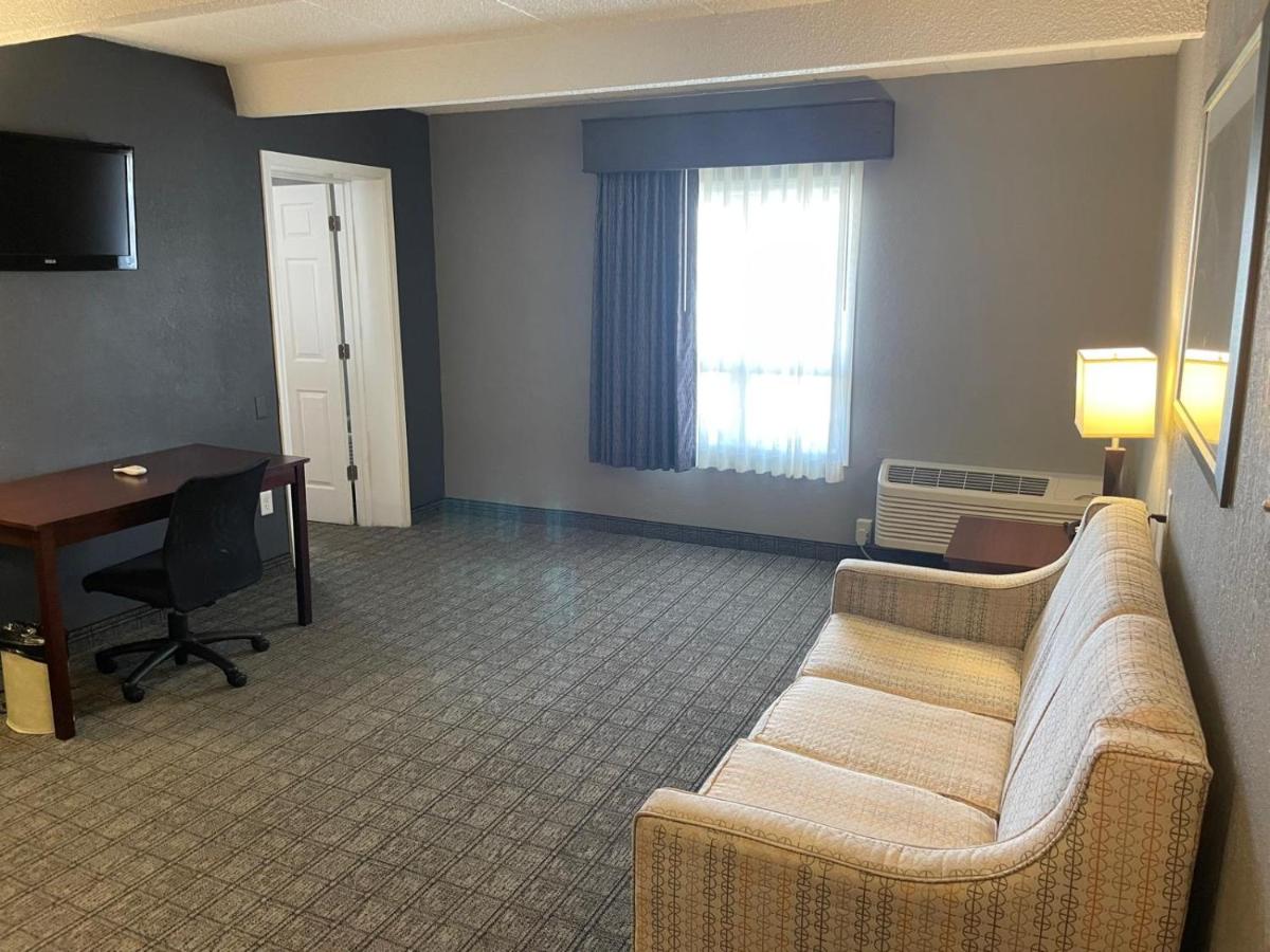 King Suite at Eastland Suites Extended Stay Hotel & Conference Center