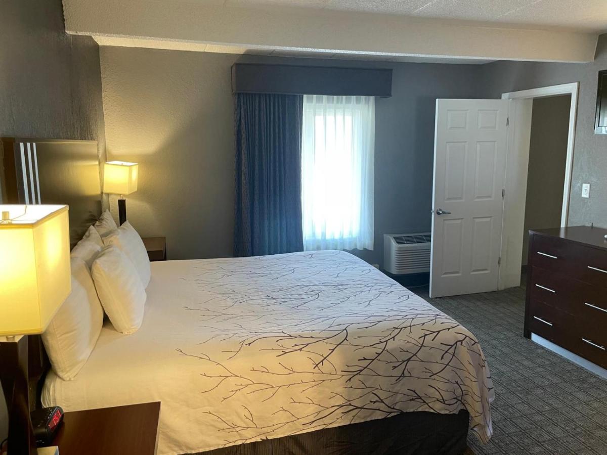 King Suite at Eastland Suites Extended Stay Hotel & Conference Center