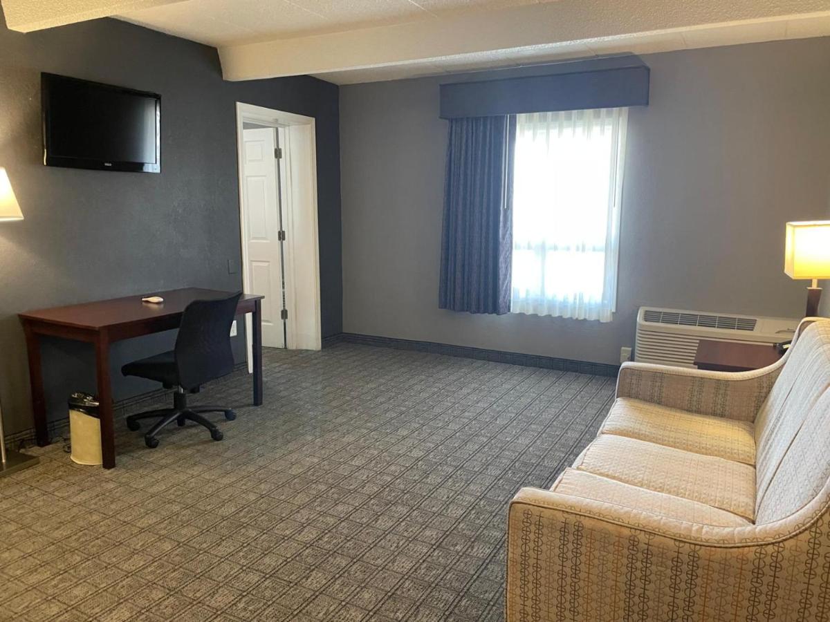 King Suite at Eastland Suites Extended Stay Hotel & Conference Center